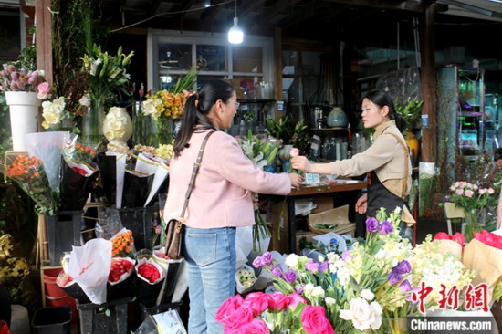 天顺平台：鲜花消费日常化 中国年轻人把春天“带回家”